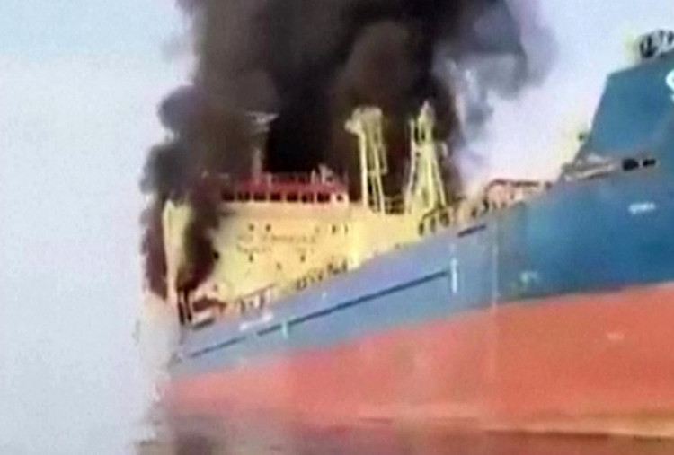 Iran Blokade Selat Hormuz, Tiga Kapal Tanker Dihantam Proyektil 'Tidak Dikenal'