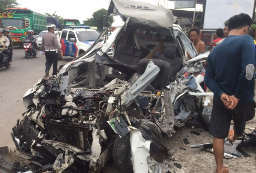 Minibus Tabrak Truk Minyak di Cirebon, Sopir Tewas Terjepit, 5 Orang Dilarikan ke RS