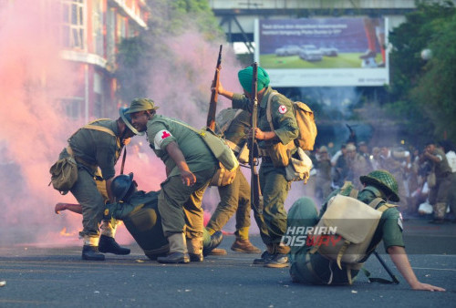 Pemain teaterikal menampilkan drama pertempuran Surabaya saat berlangsungnya Parade Surabaya Juang di Surabaya, Jawa Timur, Minggu, 5 November 2023. Parade Surabaya Juang yang melibatkan sebanyak 35 komunitas dan instansi tersebut digelar untuk menyambut Hari Pahlawan. (Julian Romadhon/Harian Disway)