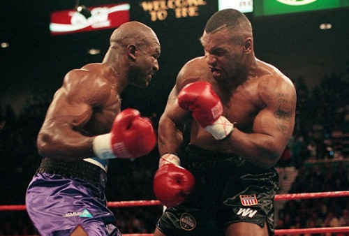Apa Yang Terjadi Dengan Telinga Evander Holyfield Setelah Digigit Mike Tyson 25 Tahun Lalu?
