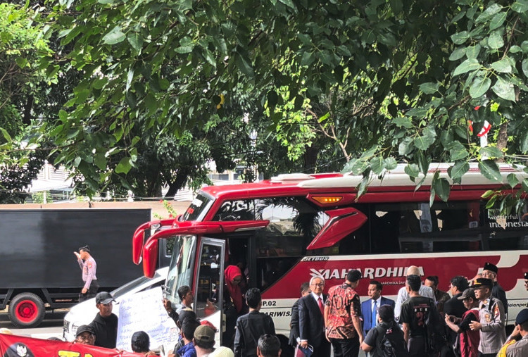 Menggunakan Bus Rombongan, Hasto Datang ke KPK Sebagai Tersangka Kasus Harun Masiku