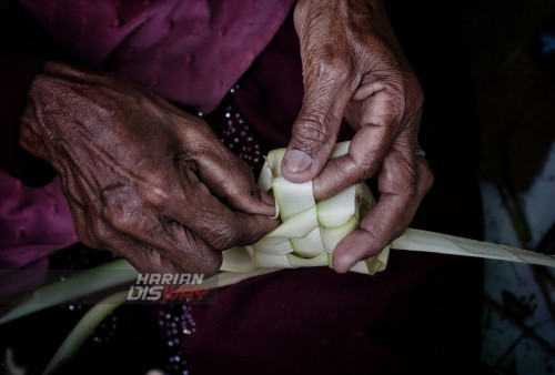 Penjual Cangkang Ketupat di Surabaya