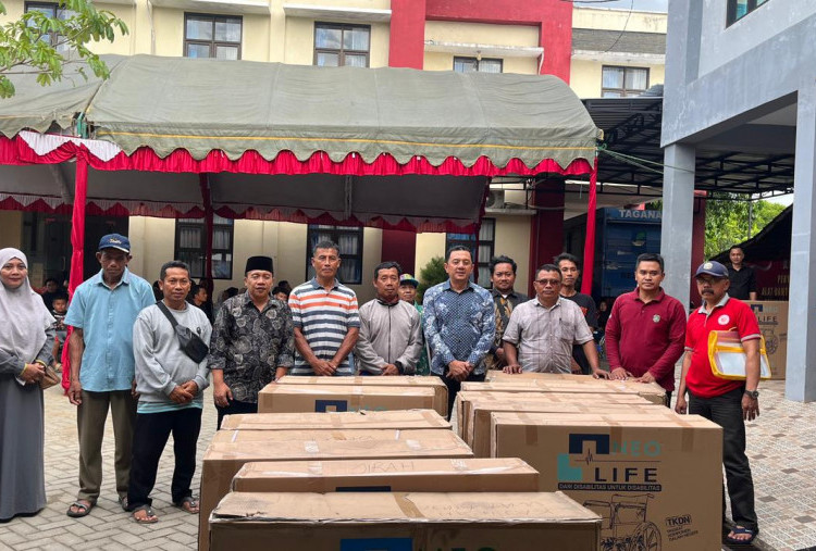 Wakil Ketua DPRD Jatim Salurkan Alat Bantu Disabilitas untuk Warga Trenggalek