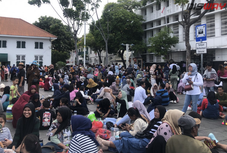 Ragunan Ramai, Sujaroh Pilih Liburan ke Kota Tua Malah Syok!