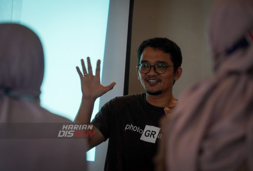 Devie Koernawan, Finalis Street Photograpy Internasional 2020 memberikan pelatihan komposisi pengambilan gambar kepada 10 peserta mengikuti Workshop Smartphone Photography di Steak Industry, Jalan Nias, Surabaya, Jawa Timur, Minggu (25/12/2022). 