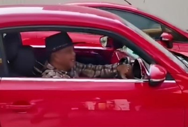 Santai! Eggi Sudjana Segar Bugar Naik Volkswagen Merah di Malaysia, Roy Suryo: Videonya 'Asli' 