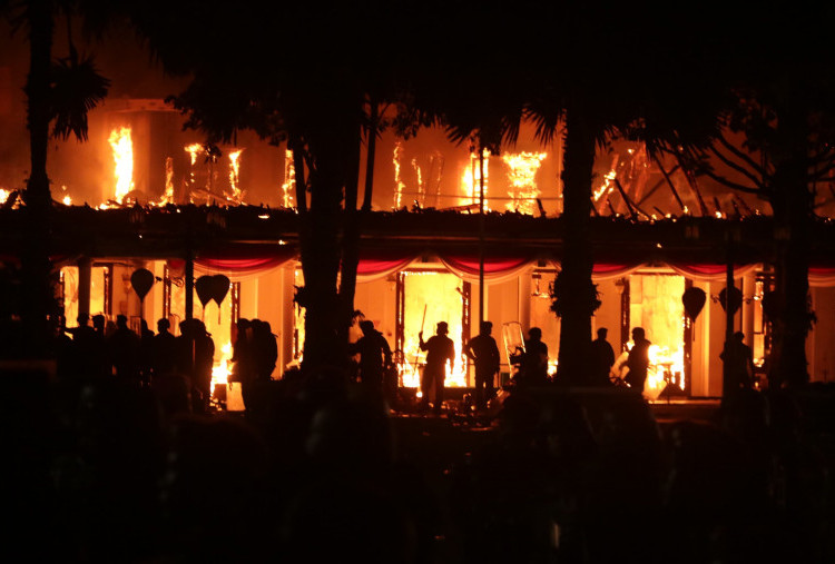 Kronologi Gedung Grahadi Dibakar dan Dijarah Massa, Diawali dengan Tembakan Kembang Api