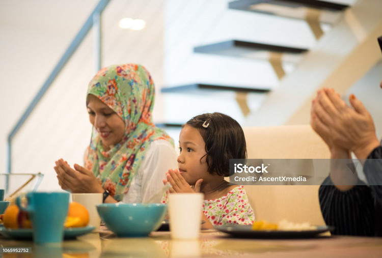 4 Doa Ramadan yang Bisa Diajarkan untuk Anak TK, Bantu Si Kecil Semangat Puasa Setengah Hari