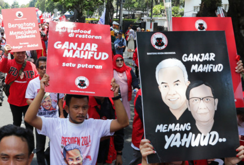 Tiba di KPU, pasangan Ganjar-Mahfud disambut ribuan pendukung yang terdiri dari berbagai unsur, mulai dari organisasi pemuda, simpatisan dan kader partai. (Raka Denny/Harian Disway)