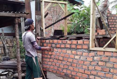 Pembangunan Rumah Layak Huni Sedang Dipasang Bata