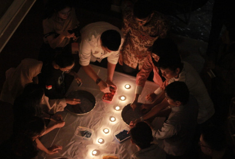 Switch Off 60 Menit, Earth Hour Surabaya Ajak Olah Limbah Kertas Jadi 3D Painting