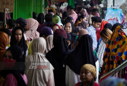 Suasana halaman depan Pasar Kapasan Baru yang dipadati calon pembeli. Pasar Kapasan Baru yang terletak disisi bagian Utara Surabaya itu menyediakan berbagai macam busana. Pada H-6 Lebaran ini pasar tersebut ramai dikunjungi warga yang membeli pakaian. (foto: Julian Romadhon)