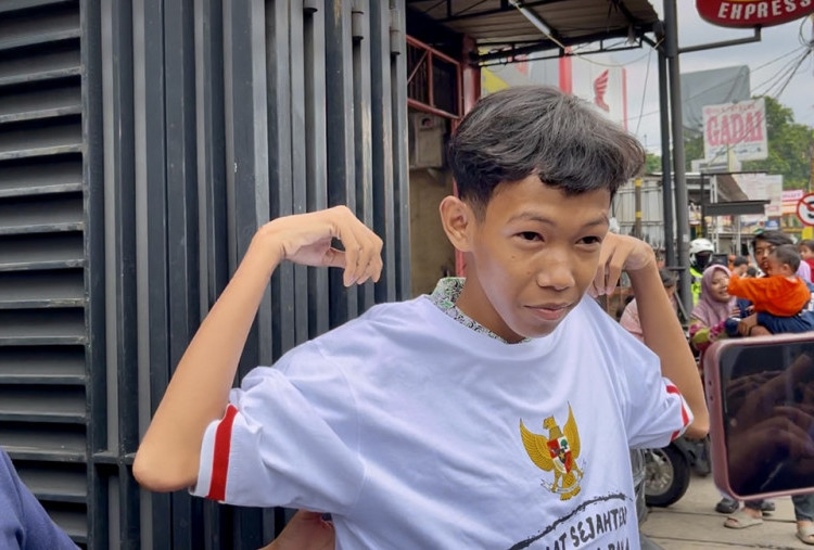 Momen Polos Pelajar SMPN 16 Terima Kaos dari Presiden Prabowo: Seneng Banget Ya Allah!