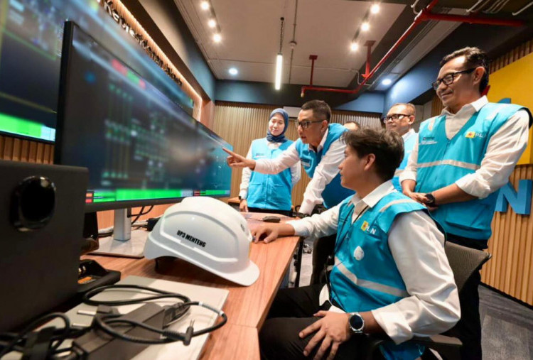 Tak Kenal Libur di Hari Raya, Dedikasi Petugas PLN Terangi Idulfitri