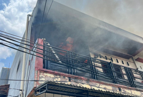 Korsleting Listrik Menyambar Kain, Rumah 2 Lantai di Cilincing Hangus Terbakar