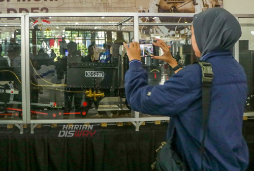 Pengunjung menyaksikan Miniatur Lokomotif yang dipajang di Pamerkan Miniatur Lokomotif Stasiun Surabaya Gubeng, Surabaya, Jawa Timur, Minggu 6 Agustus 2023.
Pameran Miniatur Lokomotif yang digelar KAI Daop 8 Surabaya bersama komunitas pecinta kereta api Indonesia Railway Preservation Society (IRPS) tersebut merupakan hasil kolaborasi, yang menggunakan printer 3 dimensi dengan menggabungkan 1.996 komponen, keseluruhannya memiliki dimensi panjang 580 cm, lebar 68 cm, dan tinggi 90 cm, serta total bobot 200 kg. Pameran Miniatur Lokomotif ini dalam rangka mensosialisasikan tentang sejarah perkeretaapian, dan karya miniatur ini terdaftar sebagai pemegang rekor Museum Rekor-Dunia Indonesia (MURI) sebagai Rekor Miniatur Lokomotif Terbesar dengan Teknologi Cetak Tridimensi. (Sahirol/Harian Disway)