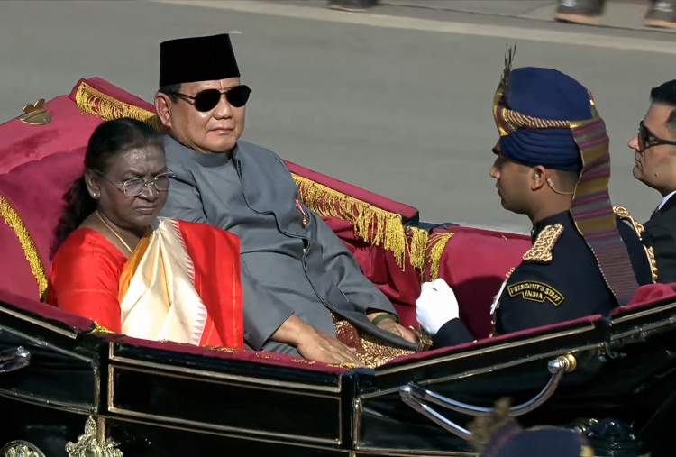 Momen Prabowo Naik Kereta Kuda Beri Hormat untuk Kontingan Indonesia di Parade Hari Republik India