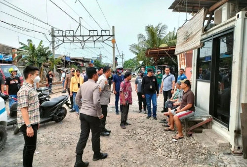 Gerebek Peredaran Narkoba di Kampung Bahari, Polisi Malah Diserang Warga; Petasan dan Batu Beterbangan