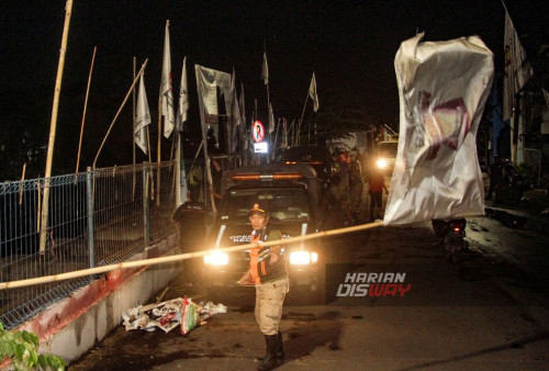 Petugas Satpol PP bersama Badan Pengawas Pemilihan Umum (Bawaslu) Kota Surabaya melakukan penertiban dan pembersihan alat peraga kampanye (APK) yang masih terpasang di ruas-ruas jalan lintas Kota Surabaya, Jawa Timur,  Minggu, 11 Februari 2024. Penertiban dan pembersihan APK tersebut dilakukan karena telah memasuki masa tenang jelang pelaksanaan Pemilu 14 Februari 2024. (Moch Sahirol/Harian Disway)

