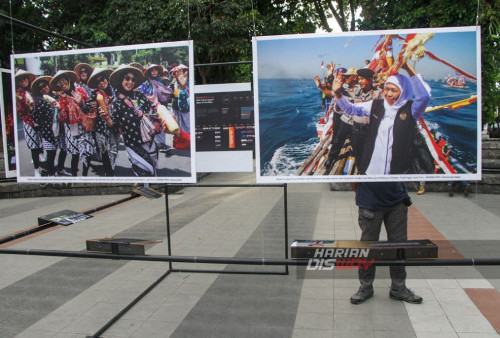 Pengunjung melihat karya foto dari pewarta foto Kantor Berita Antara yang dipamerkan di halaman Taman Bungkul Surabaya Jawa Timur, Rabu 29 November 2023. Pameran fotografi bertajuk 