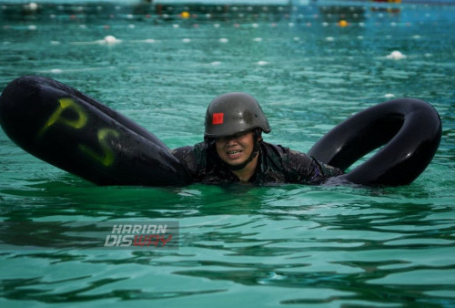 Prajurit Korps Marinir TNI AL saat melakukan latihan renang militer di Kolam Renang Krida Tirta Kesatrian Marinir Ewa Pangalila Gunungsari, Surabaya, Jawa Timur. Rabu (1/2/2023). Renang militer dengan menggunakan Pakaian Dinas Lapangan, helm dan senjata tersebut bertujuan untuk meningkatkan profesionalisme prajurit Korps Marinir TNI AL sebagai pasukan pendarat.