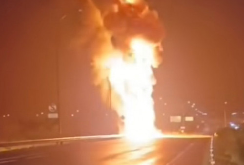 Truk Tangki Bermuatan Metanol Meledak di Jalan Tol Jombang, Api Membumbung Tinggi