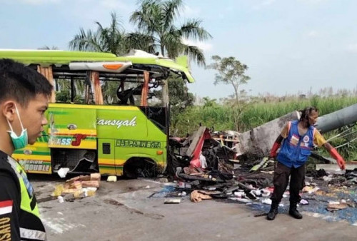 Tiang VMS dan Bus Hancur, Begini Kronologi Kecelakaan di Tol Sumo