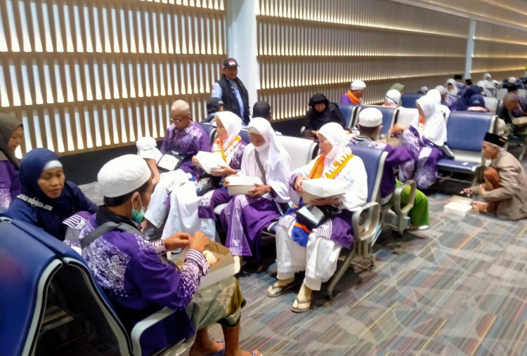 Pesawat Haji SV 5688 Mendarat Selamat di Surabaya Usai Ancaman Bom