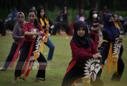 Penari jatil dari dari 18 sanggar kesenian Barongan di Blora menghibur warga desa Ngawen di lapangan Gondang, Ngawen, Blora Jawa Tengah, Selasa (3/5). Penari barong, Warok dan penari Jatil dari 18 Sanggar Kesenian Barongan khas Blora menunjukan aksinya dalam menyambut datangnya bulan Syawal. Foto: Julian Romadhon