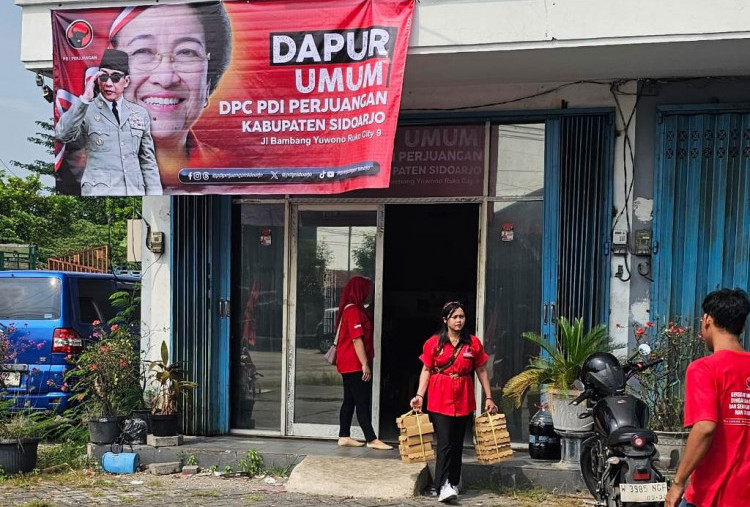 Bagikan Ratusan Nasi Kotak di Jalur Balongbendo, Sasar Pengemudi Ojol, Kurir, dan Sopir Bus Ijo