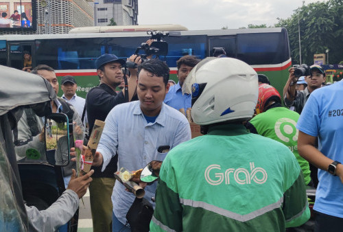 TKN Fanta Rayakan Kemenangan Prabowo-Gibran di Quick Count Dengan Bagi-bagi Bunga dan Coklat