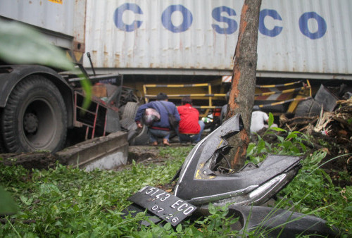 Kronologinya, truk kontainer dengan nomor polisi L 9207 UU melaju dengan kecepatan tinggi dari arah selatan ke utara. Diduga akibat rem blong, truk yang dikemudikan oleh Slamet (43) menabrak truk kontainer dengan nomor polisi L 8104 US yang berada di depannya. Akibatnya, truk tersebut keluar jalur dan menabrak motor vario dengan nomor polisi N 5143 ECO yang sedang melintas dari arah berlawanan.