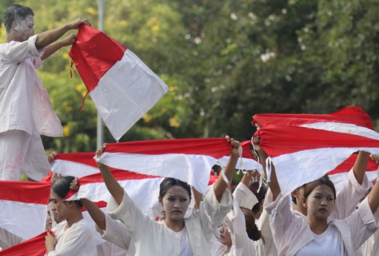 Teatrikal Kolosal Merah Putih Bertanya Jaga Semangat Anak Muda Surabaya dalam Mengisi Kemerdekaan