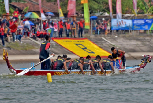 Pada babak kualisifikasikelas Open, Tim dayung Brigif 2 Marinir B berhasil mencatatkan waktu 2 Menit 22,81 detik, sedangkan pada ketegori TNI-Polri Tim dayung Brigif 2 Marinir A berhasil mencatatkan waktu 2 Menit 21 Detik dan untuk Tim dayung Brigif 2 Marinir B berhasil mencatatan waktu 2 Menit 20,21 Detik. (foto: Dispen Kormar)