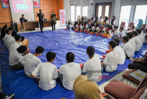 Sejumlah anak berkebutuhan khusus mengikuti pelaksanaan Kemenkeu Mengajar 8 yang digelar di SMALB-B Tuna Rungu Karya Mulia Surabaya, Jawa Timur, Senin, 23 Oktober 2023.
Kegiatan tersebut sebagai bentuk pengabdian dan kepedulian terhadap generasi muda serta melakukan edukasi keuangan sejak dini terhadap anak-anak difabel. Kemenkeu Mengajar 8 berharap anak-anak yang berkebutuhan khusus bisa mendapatkan pendidikan yang sama dengan anak-anak lainnya. (Julian Romadhon/Harian Disway)

