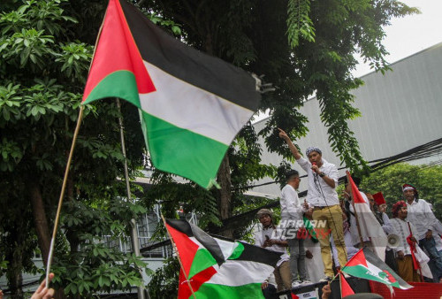 Ratusan massa saat aksi bela Palestina di Jalan Basuki Rahmat Surabaya Jawa Timur, Jumat 17 November 2023. Massa yang berjumlah sekitar 500 orang itu menuntut agar menutup sementara McDonald's dan KFC sampai terjadi gencatan senjata antara Israel dan Palestina, bertujuan untuk menunjukkan solidaritas warga Surabaya terhadap Palestina. Burger King dan Pizza Hut yang bersebelahan dengan McDonald's juga dituntut dengan hal yang sama. (Moch Sahirol/Harian Disway)