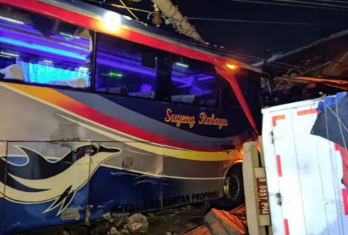 Lagi! Kecelakaan Bus PO Sugeng Rahayu Seruduk Truk Muatan Hingga Hantam Rumah di Sragen