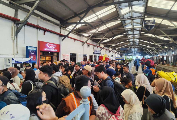 Puncak Nataru, Ribuan Penumpang Padati Kereta Api di Daop 8 Surabaya