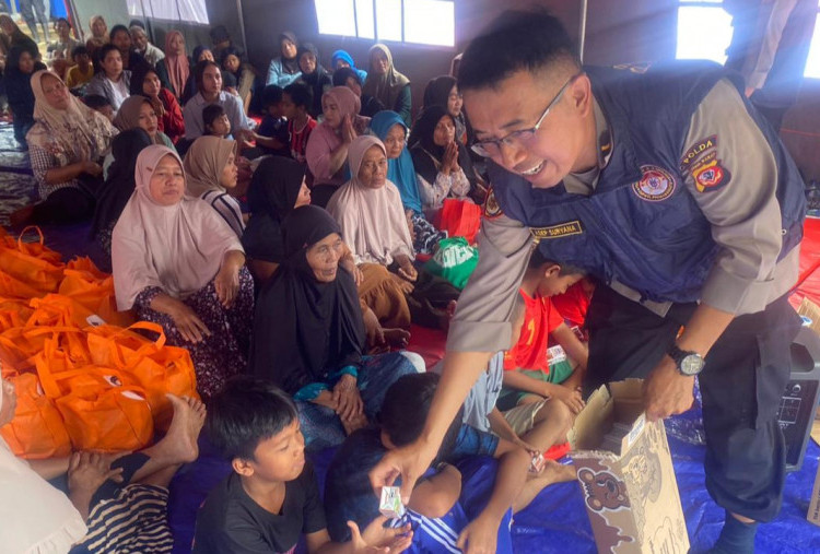 Polda Jabar Beri Trauma Healing untuk Korban Longsor dan Banjir Bandang Sukabumi