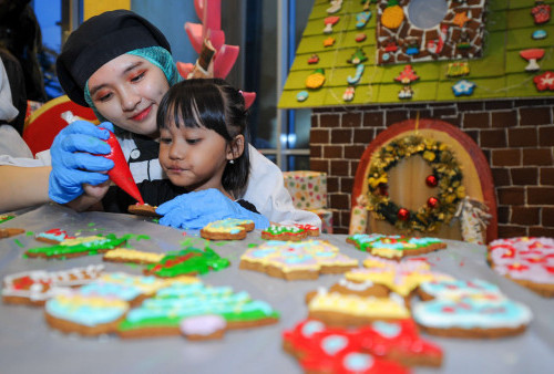 Sambut Natal, Hotel Ciputra World Ajak Anak-anak Hias Ginger Cookies