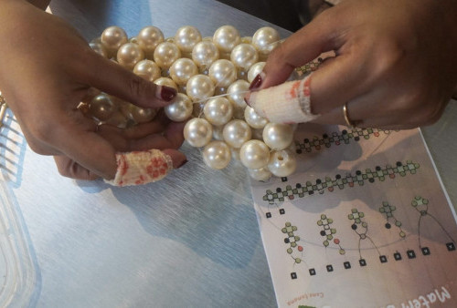 Kreatif, Para Perempuan Semarang membuat Beads Bag dari Manik-manik
