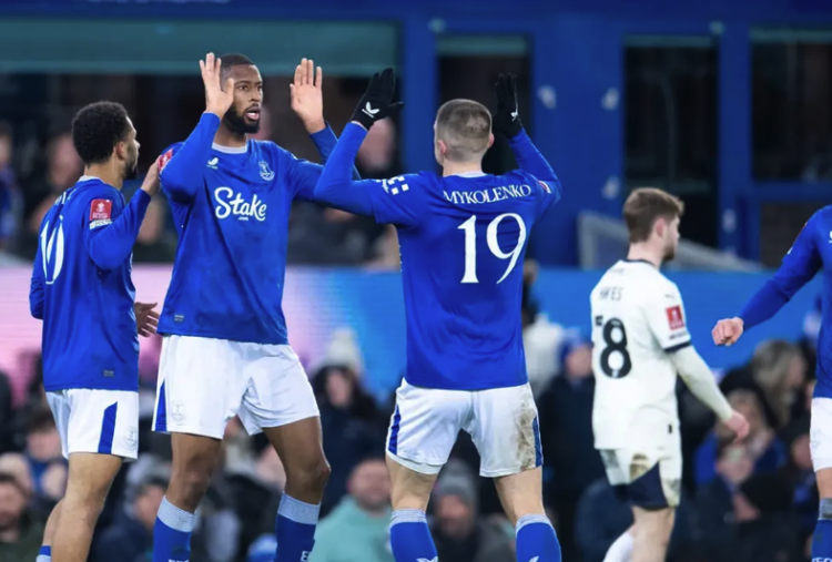 Piala FA Everton vs Peterborough 2-0: The Toffes Menang Tanpa Pelatih Kepala! 