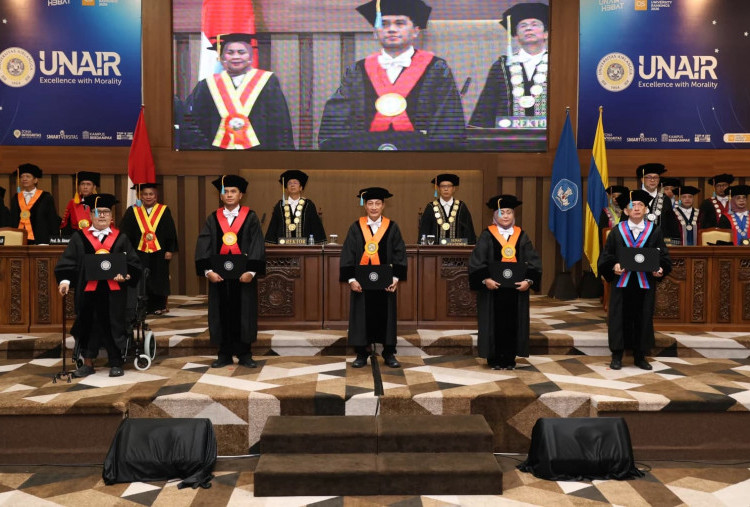 Unair Kukuhkan 5 Guru Besar Baru, Soroti Hukum Digital hingga Ketahanan Pangan