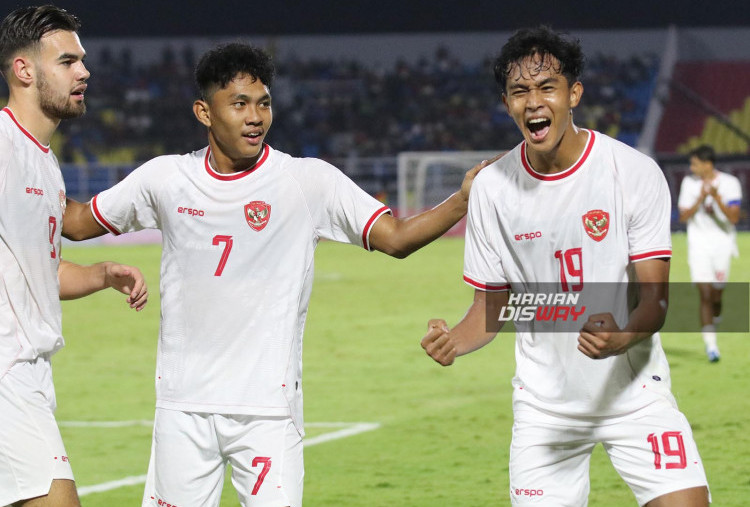 Timnas Indonesia U-20 berhasil meraih kemenangan gemilang dengan skor 4-0 atas India U-20 pada  laga terakhir Mandiri U-20 Challenge Series 2025 di Gelora Delta Sidoarjo .. Perolehan pada pertandingan  ini  menjadi pengobat kekecewaan atas dua laga sebelumnya. Anda Sudah Tahu,  Garuda Muda dipaksa mengakui keunggulan  Yordania dengan skor 0:1 pada 24 Januari lalu. Kemudian tunduk dengan skor 0:2 atas Suriah. Selama laga kedua tim bermain agresif sejak  Kick off pada pukul 19.30 WIB. Tampak selebrasi Garuda  Muda usai membobol gawang India yang dijaga Karan Makkar. 

Foto : Boy Slamet-Harian Disway 
