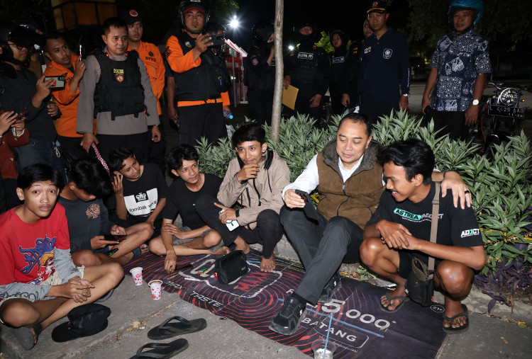 Patroli Jam Malam Dimulai di Surabaya, Begini Reaksi Eri Cahyadi saat Temui Remaja Nongkrong Tengah Malam