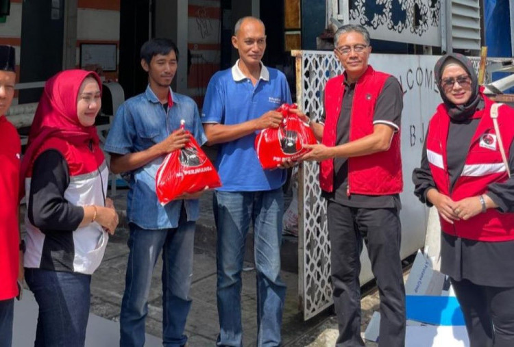 Peduli Persiapan Lebaran, DPC PDIP Kabupaten Mojokerto Bagikan Bingkisan 