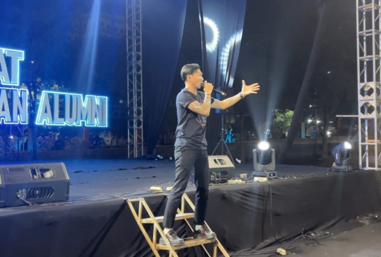 Anji Ajak Mahasiswa UNESA Berani Ambil Keputusan dan Latih Public Speaking