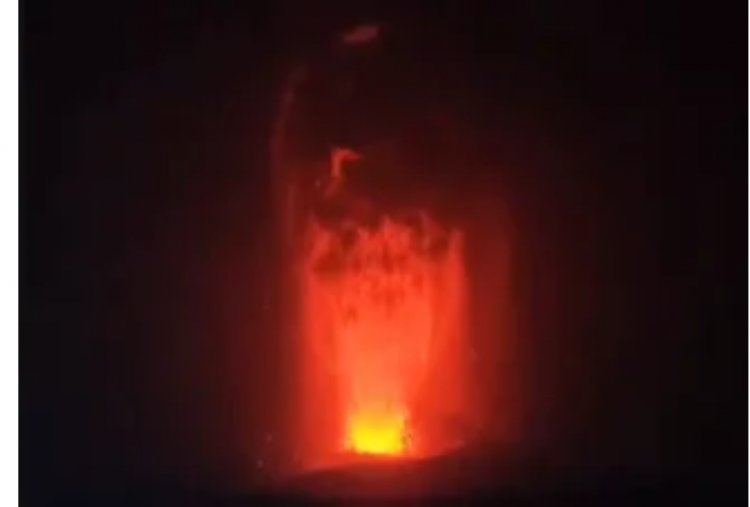 Gunung Anak Krakatau Erupsi, Semburkan Lava dan Dentuman Keras