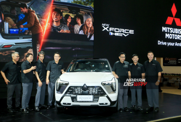 (Kiri–kanan) Guntur Harling, Sub-Division Head of Sales & Marketing Division PT Mitsubishi Motors Krama Yudha Sales Indonesia (MMKSI); Kazuto Azuma, Director of Product Service & Branding Strategy Division PT MMKSI; Masaaki Fujiwara, Executive Vice President PT MMKSI; Atsushi Kurita, President Director PT MMKSI; Irwan Kuncoro, Director of Sales & Marketing Division PT MMKSI; Yoshio Igarashi, Director of Sales & Marketing Division PT MMKSI; serta Brand Ambassador Mitsubishi Motors Indonesia, Rifat Sungkar, berfoto bersama pada pembukaan booth Mitsubishi Motors di GIIAS 2026.