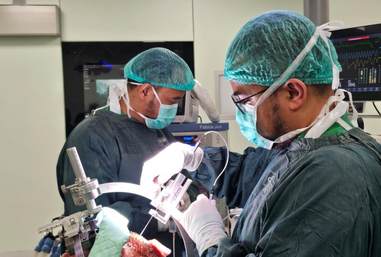 RSUD Dr. Soetomo Manfaatkan Stereotactic Brain Lesion untuk Tingkatkan Kualitas Hidup Pasien Parkinson 